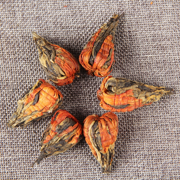 Бай Хэ Бао Та Мисян Дянь Хун с лилиями в форме пагоды